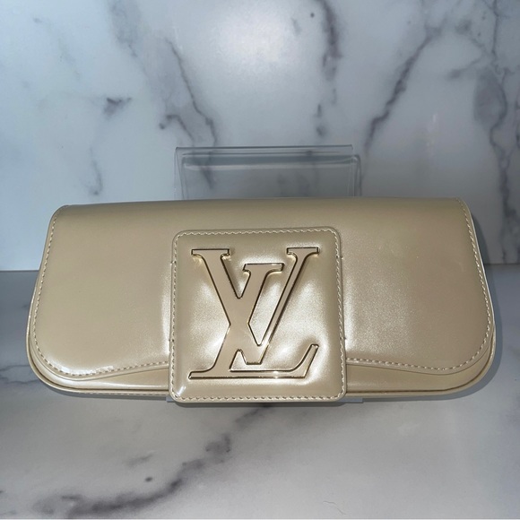Louis Vuitton Blanc Corail Sobe Patent Leather Clutch - Picture 5 of 11